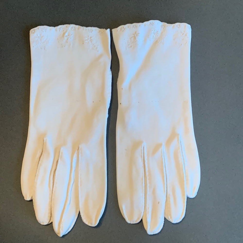 Vintage white gloves with embroidered detail